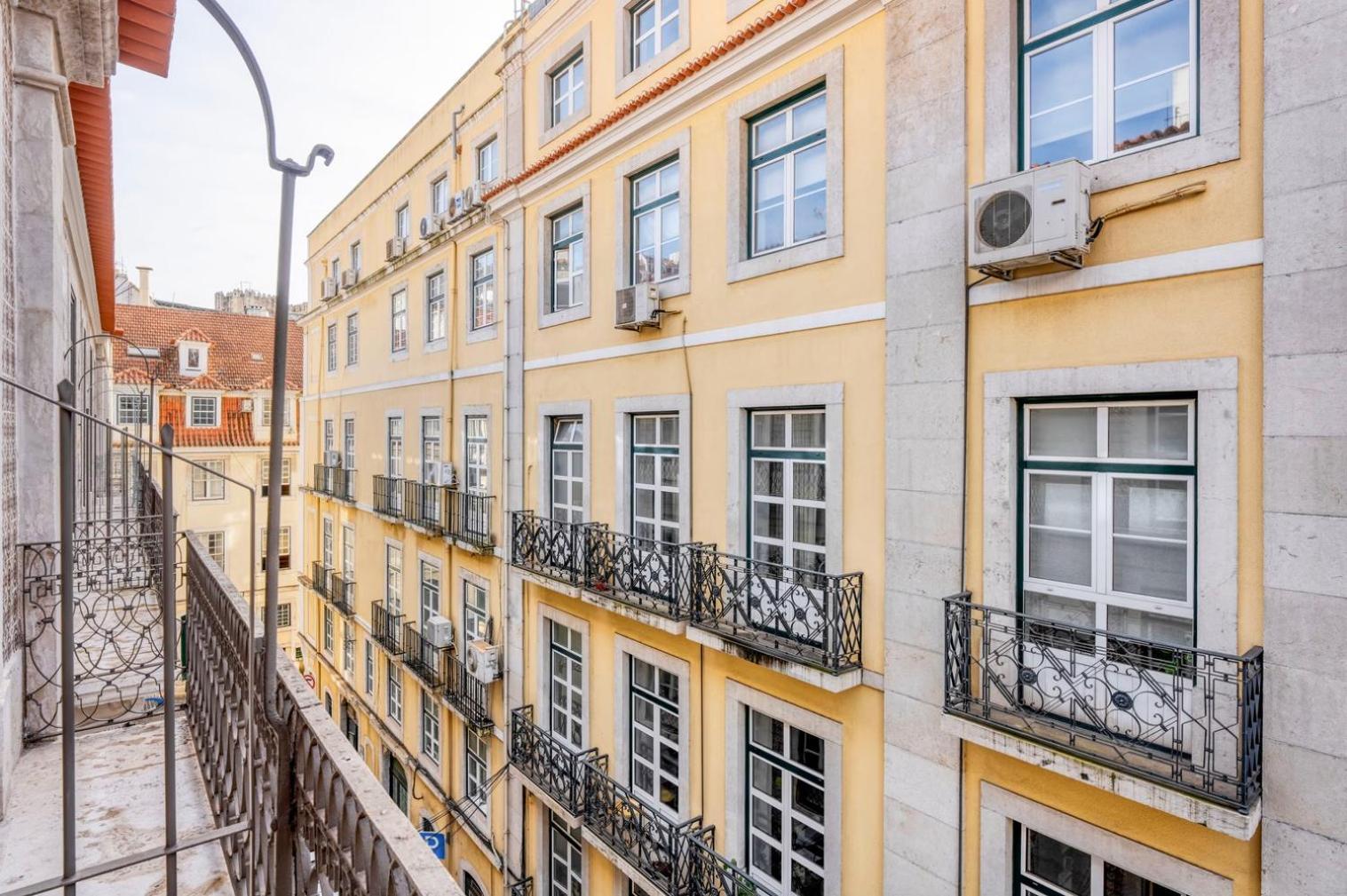 Homestay In Modern And Pleasant Shared Apartment, Santo Antonio Church In *