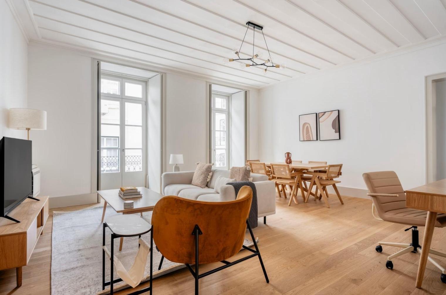 In Modern And Pleasant Shared Apartment, Santo Antonio Church In Lisbon